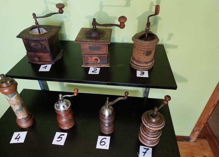 Grajewo ogłoszenia: Kolekcja starych młynków do pieprzu/kawy. Cena za komplet (22 sztuk)